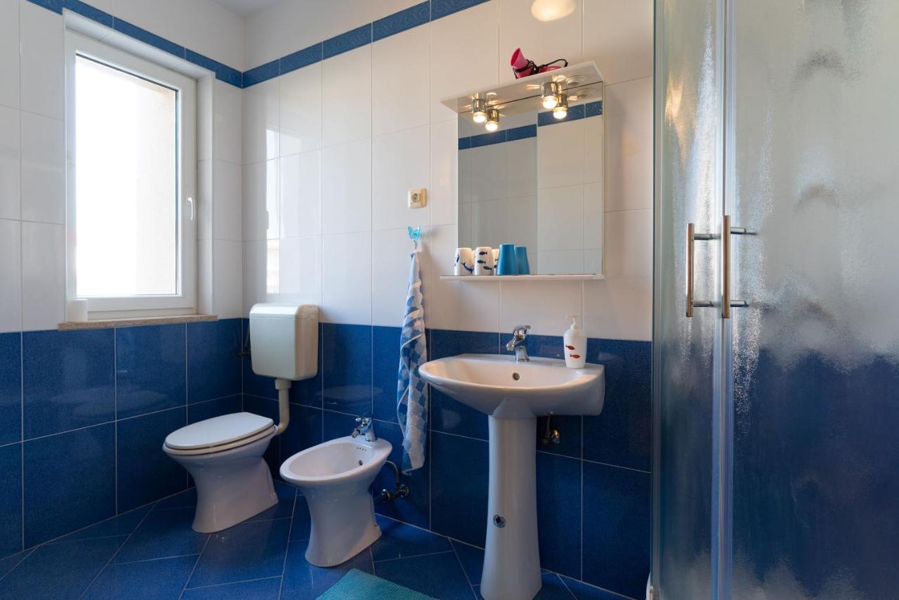 Apartments Anamarija ロヴィニ エクステリア 写真