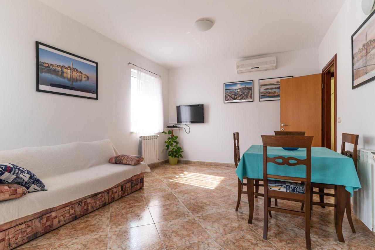 Apartments Anamarija ロヴィニ エクステリア 写真