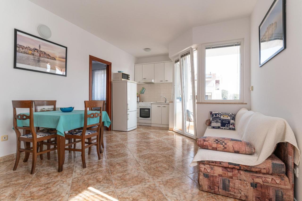 Apartments Anamarija ロヴィニ エクステリア 写真