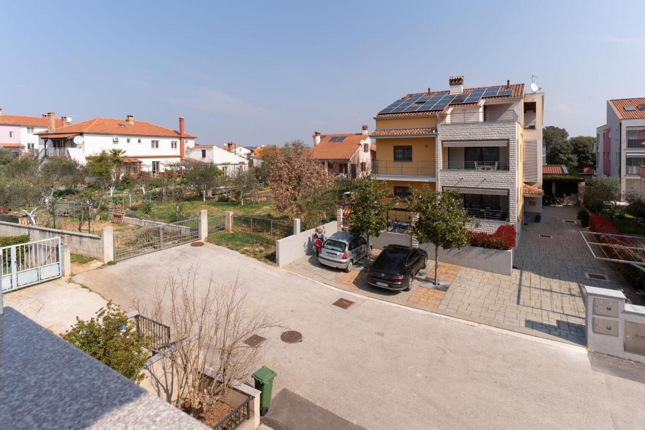 Apartments Anamarija ロヴィニ エクステリア 写真